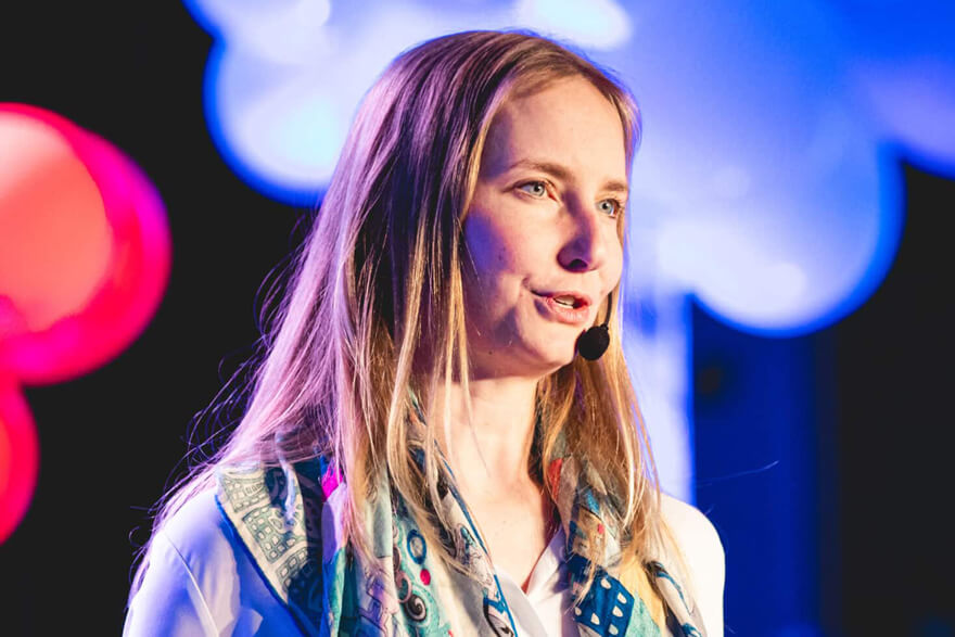 Katarina Blom föreläser inspirerande på scen om Tillsammanseffekten och relationer.
