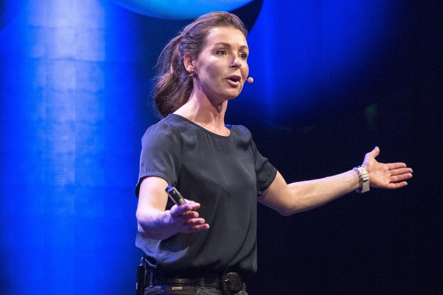 Renata Chlumska inspirerar publiken med en föreläsning på scen om sina erfarenheter från bland annat Mount Everest.