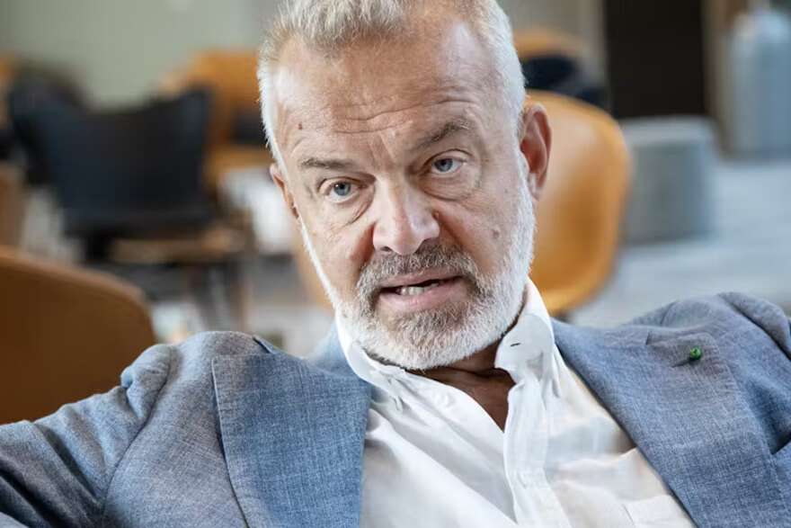Jörgen Holmlund, professor och undervisar vid Försvarshögskolan. Han sitter i en blå kostym och delar med sig av sin expertis om nationella säkerhetsutmaningar.