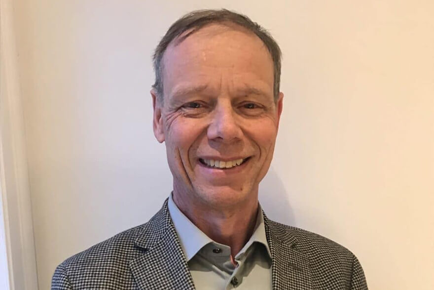 Profilbild på Christer Fuglesang där han ler. Professorn och partikelfysikern talar om teamwork och rymdforskning.