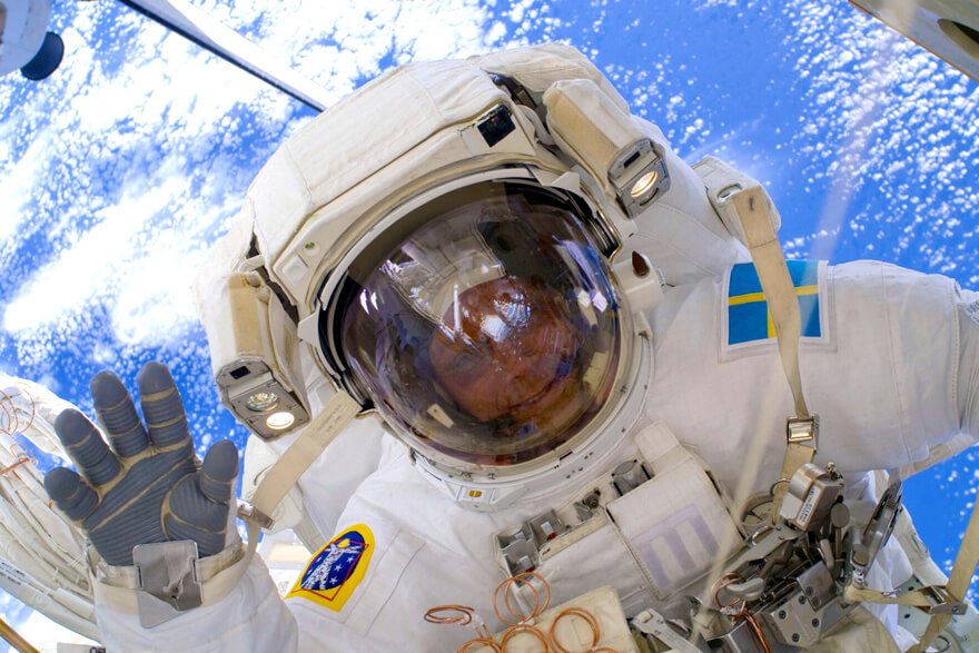 Christer Fuglesang, Sveriges första astronaut, under en rymdpromenad (EVA). Bilden visar rymddräkten med jorden som bakgrund.