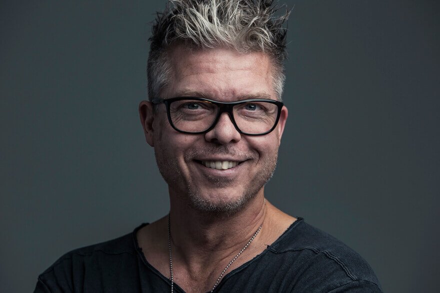Hasse Carlsson, föreläsare och inspiratör om arbetsglädje och teambuilding.