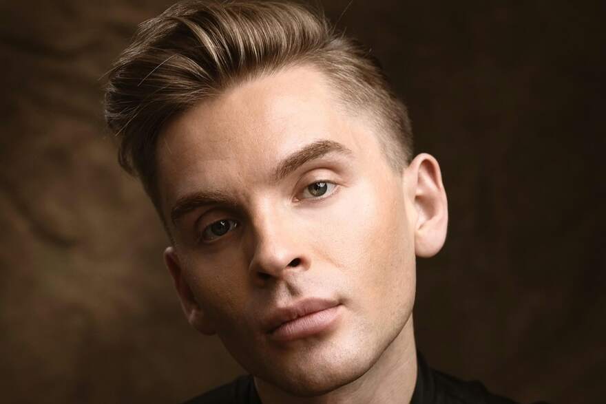 Adam Risberg som dragdrottning och föreläsare under en inspirerande föreläsning om mod, identitet och självkänsla.