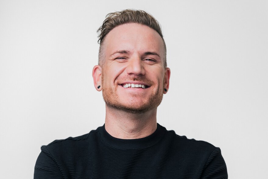 Andreas Forsén Jonsson - föreläsare inom social hållbarhet och arbetsglädje, inspirerar medarbetare att må bra och prestera hållbart.