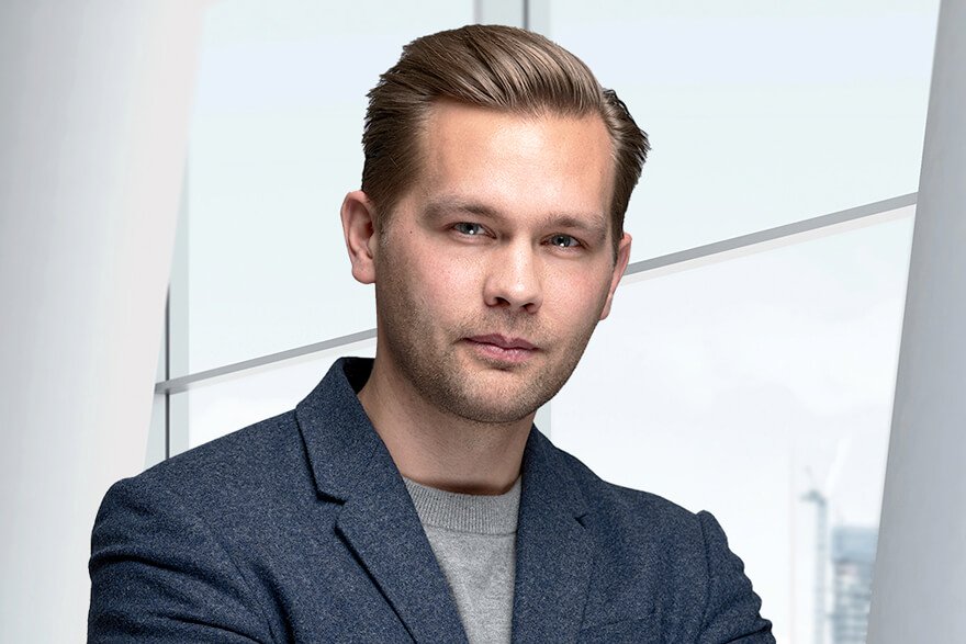 Errol Koolmeister, föreläsare inom AI, inspirerar organisationer med insikter om hur artificiell intelligens